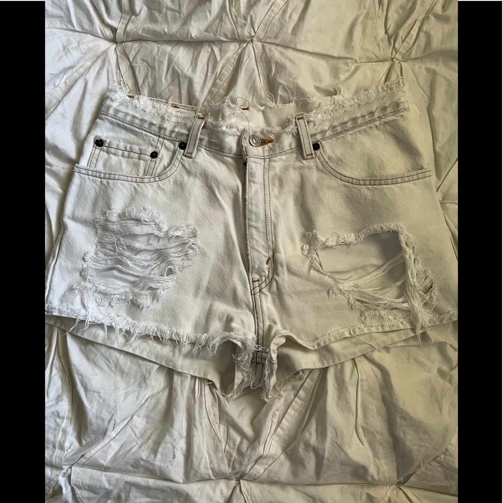 Levi’s white high rise shorts size 26